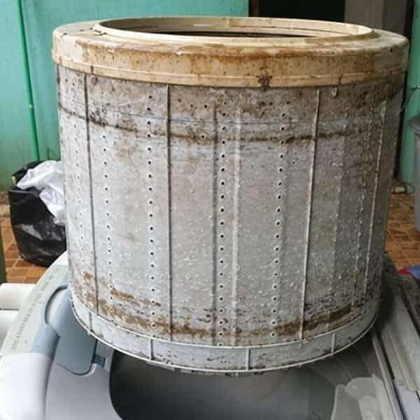 Tambor de máquina de lavar com sujeira e resíduo acumulado (01)