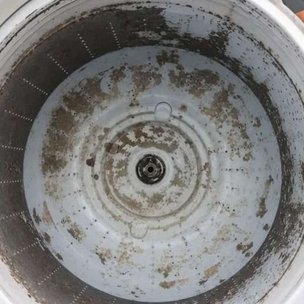 Tambor de máquina de lavar com sujeira e resíduo acumulado (02)