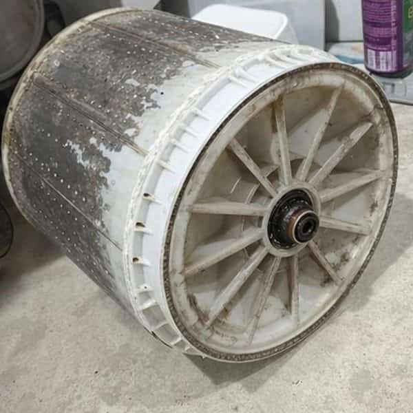 Tambor de máquina de lavar com sujeira e resíduo acumulado (04)