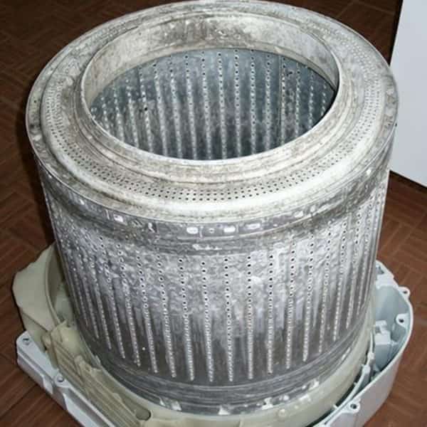 Tambor de máquina de lavar com sujeira e resíduo acumulado (05)