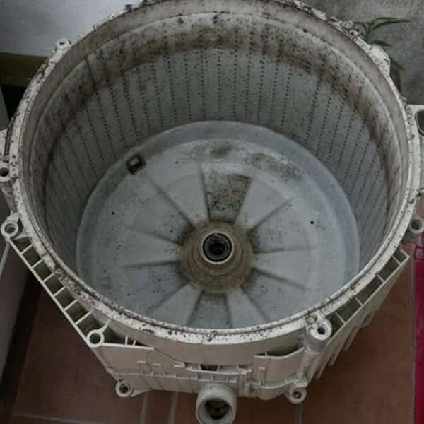 Tambor de máquina de lavar com sujeira e resíduo acumulado (07)