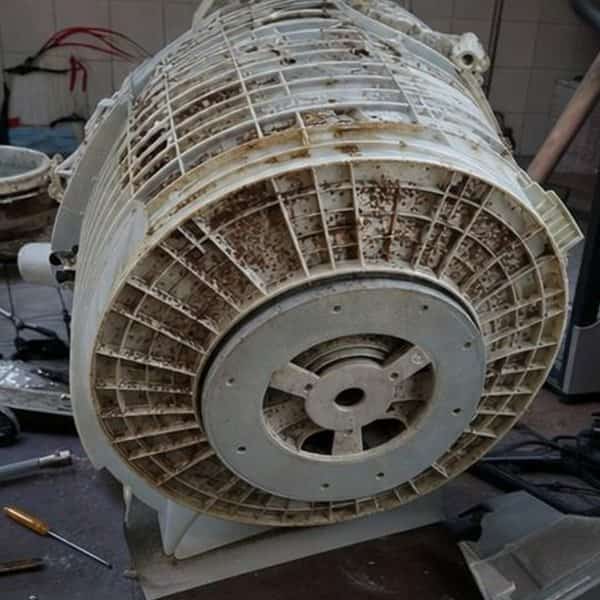 Tambor de máquina de lavar com sujeira e resíduo acumulado (08)